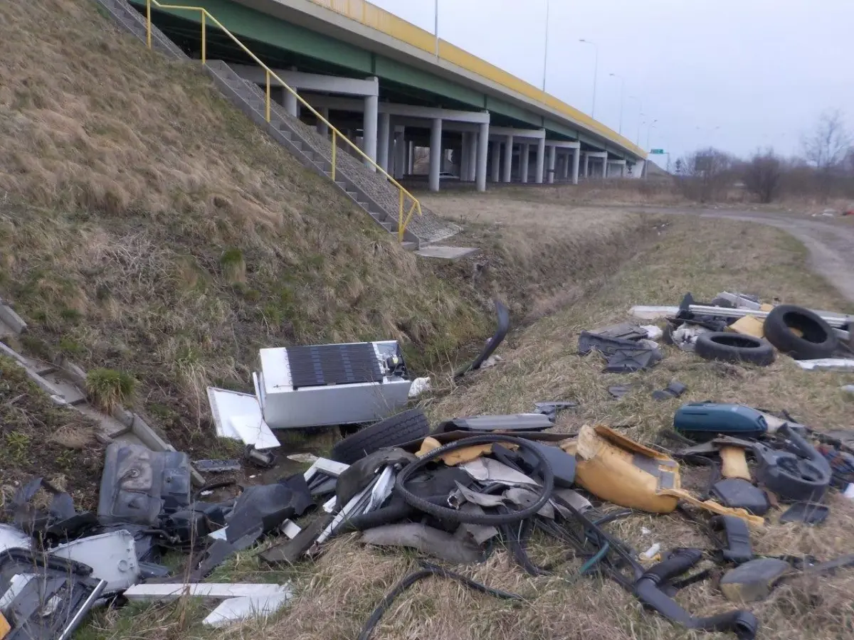 Rubbish Along the Roads