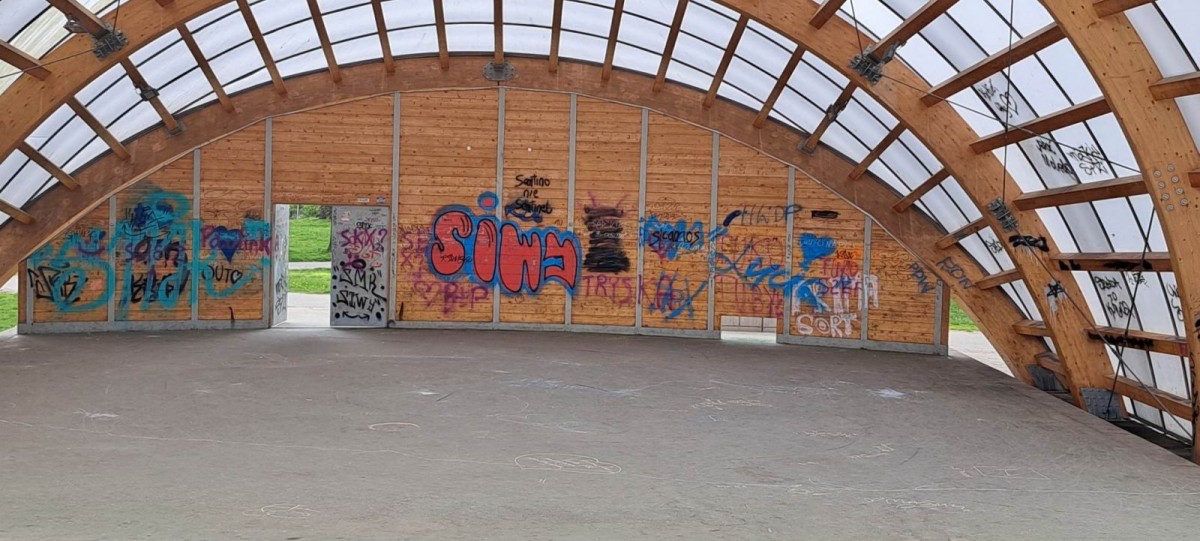 Bohomazy na muszli koncertowej w parku Bonina w Bolesławcu