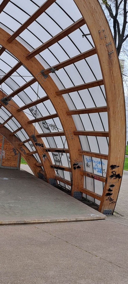 Bohomazy na muszli koncertowej w parku Bonina w Bolesławcu