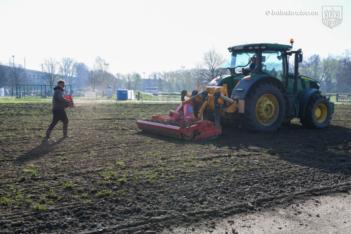 Powstają kwietne łąki w Bolesławcu