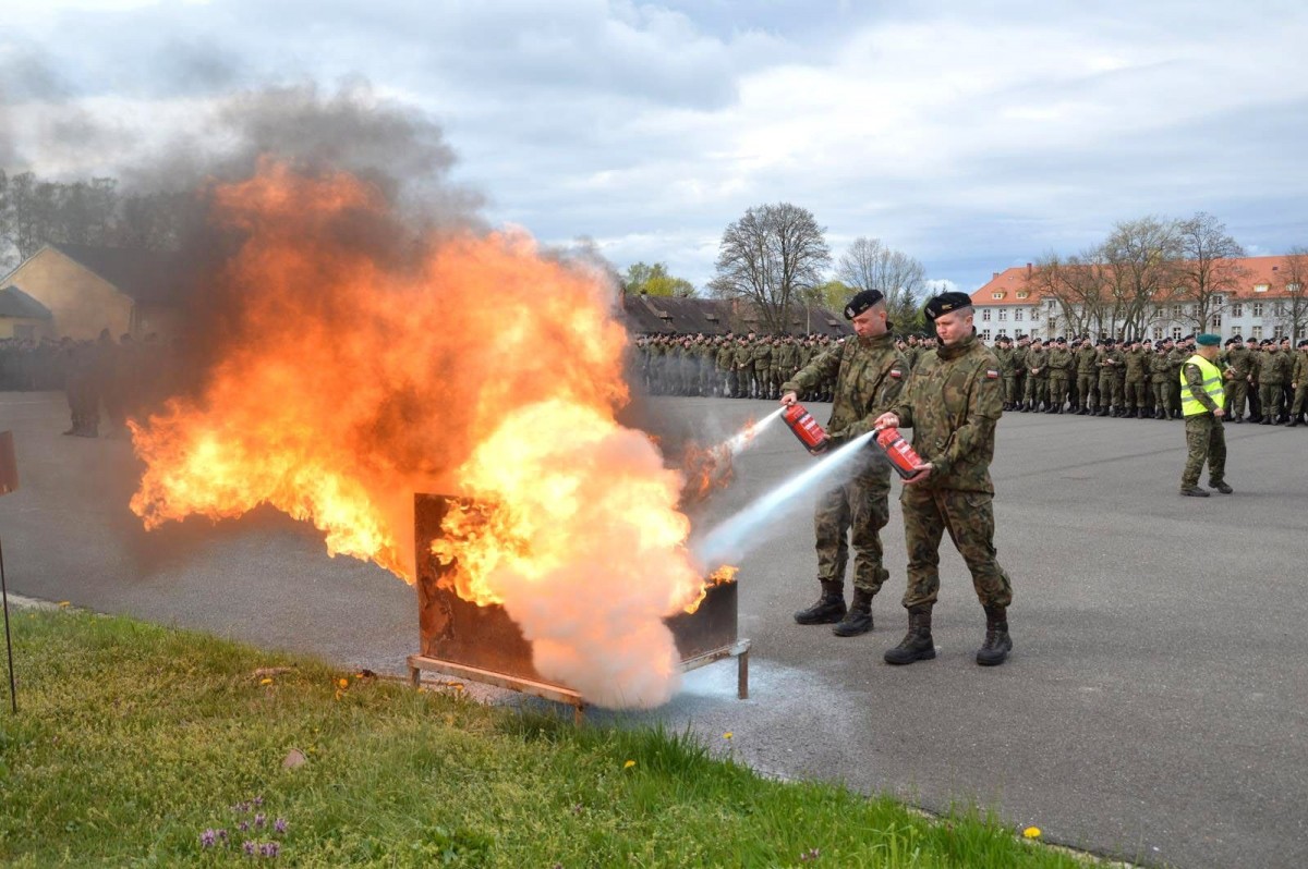 Alarm pożarowy w jednostce wojskowej w Bolesławcu