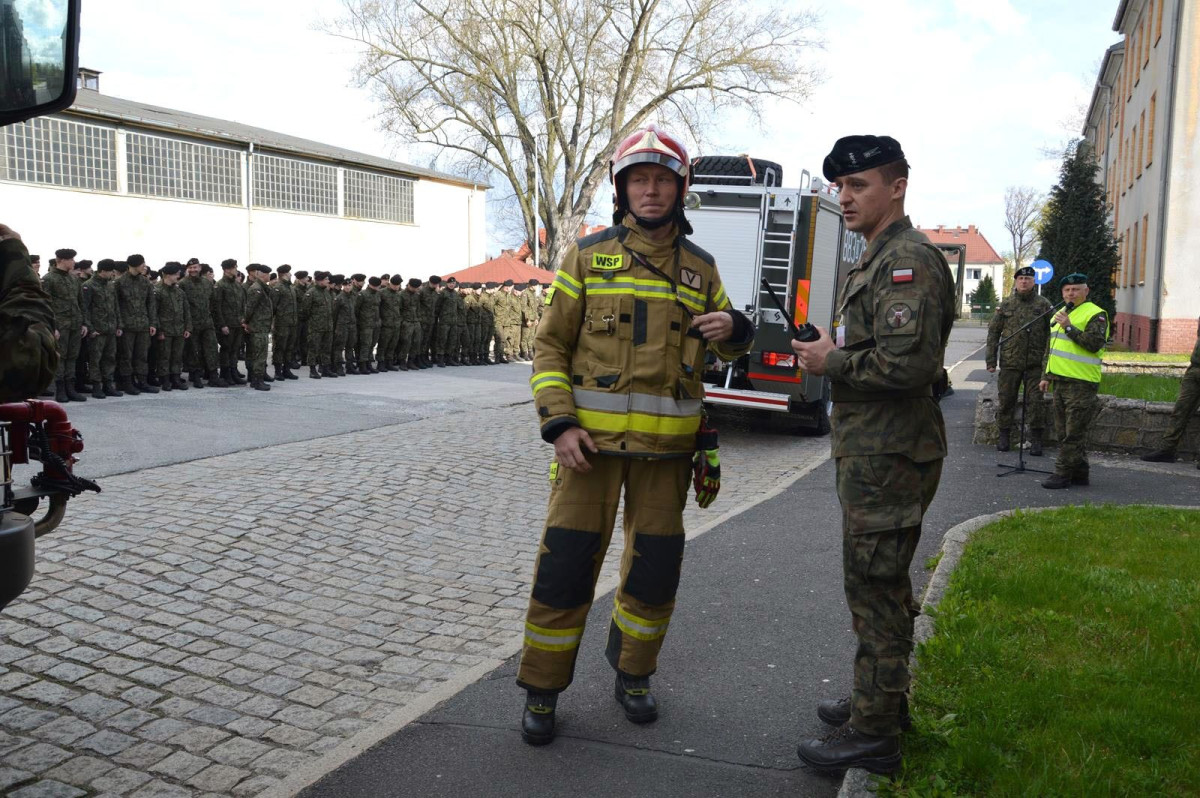 Alarm pożarowy w jednostce wojskowej w Bolesławcu