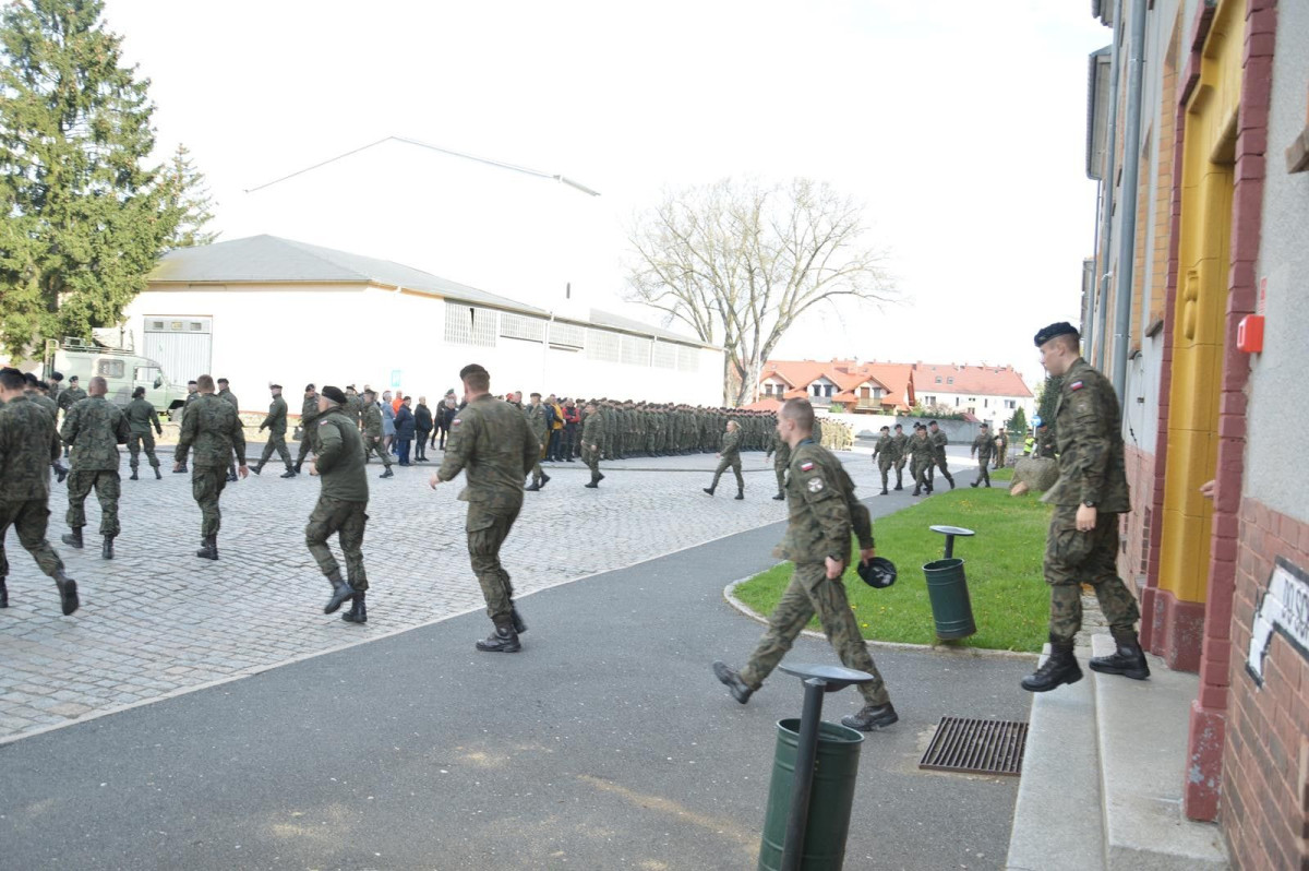 Alarm pożarowy w jednostce wojskowej w Bolesławcu