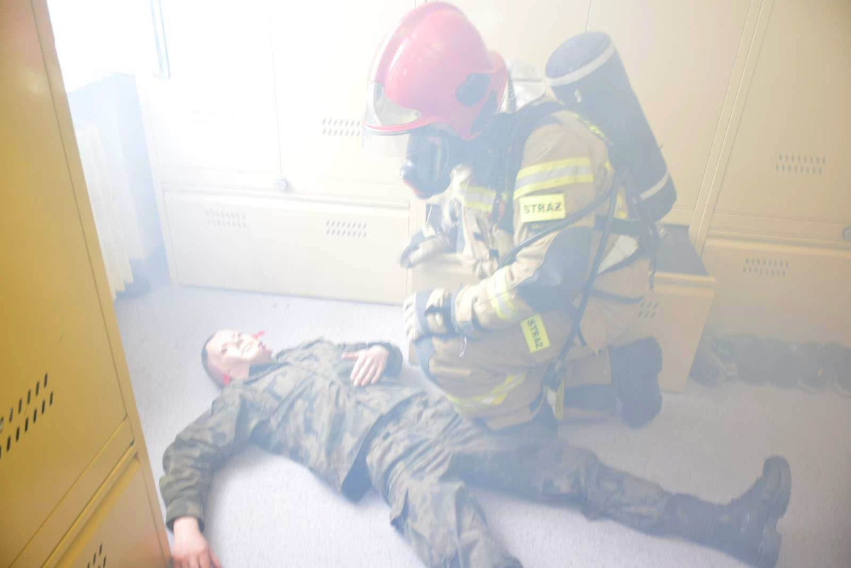 Alarm pożarowy w jednostce wojskowej w Bolesławcu