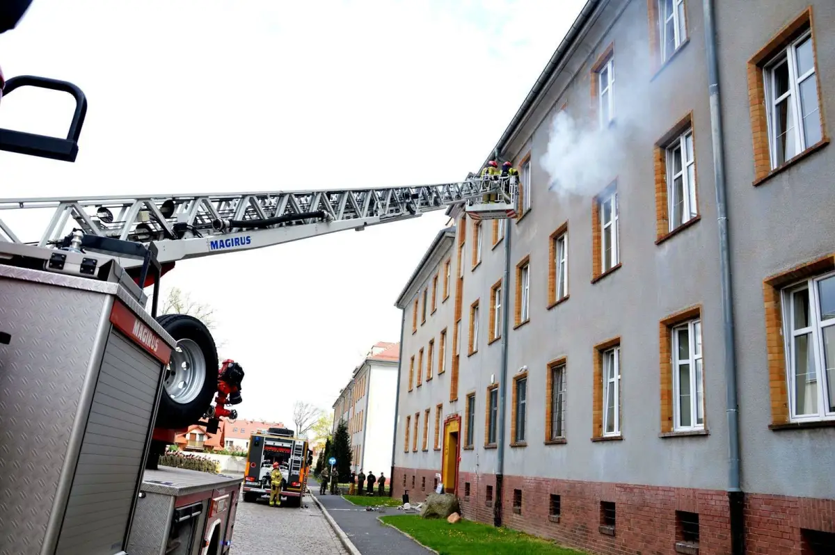 Alarm pożarowy w jednostce wojskowej w Bolesławcu