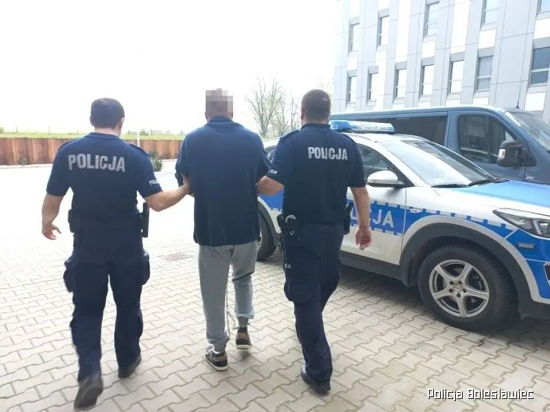 Podejrzany i policjanci