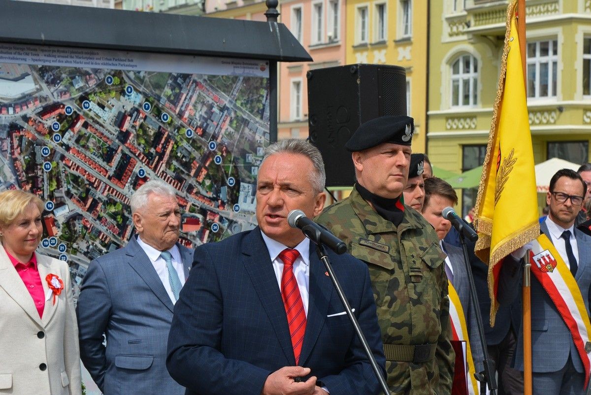 Święto Flagi Rzeczypospolitej Polskiej na bolesławieckim rynku