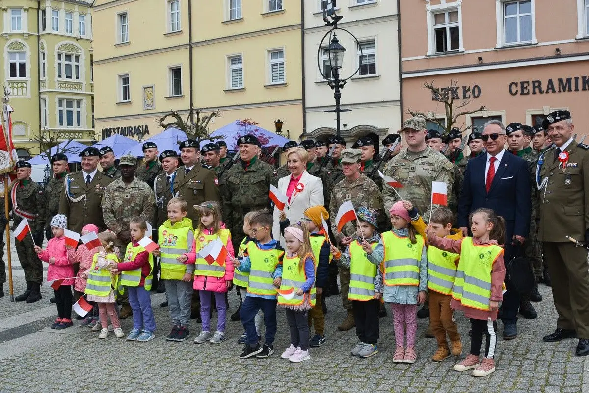 Święto Flagi Rzeczypospolitej Polskiej na bolesławieckim rynku