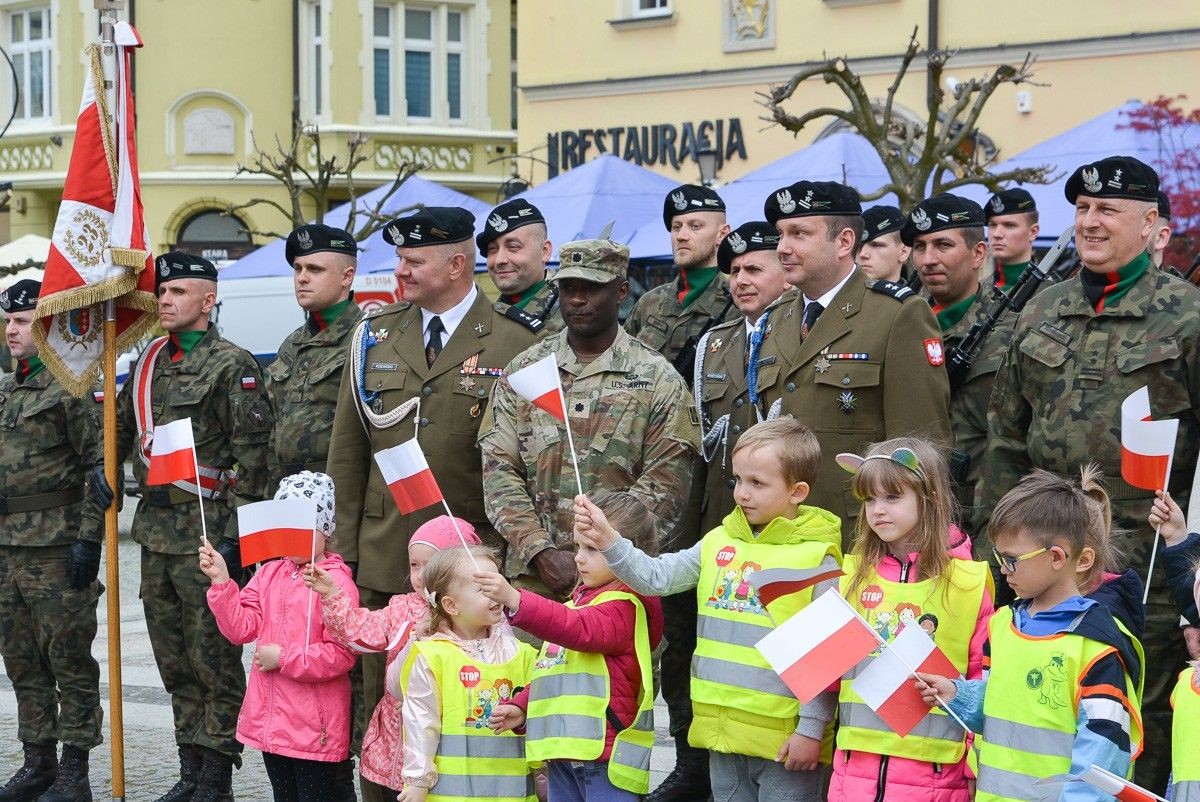 Święto Flagi Rzeczypospolitej Polskiej na bolesławieckim rynku
