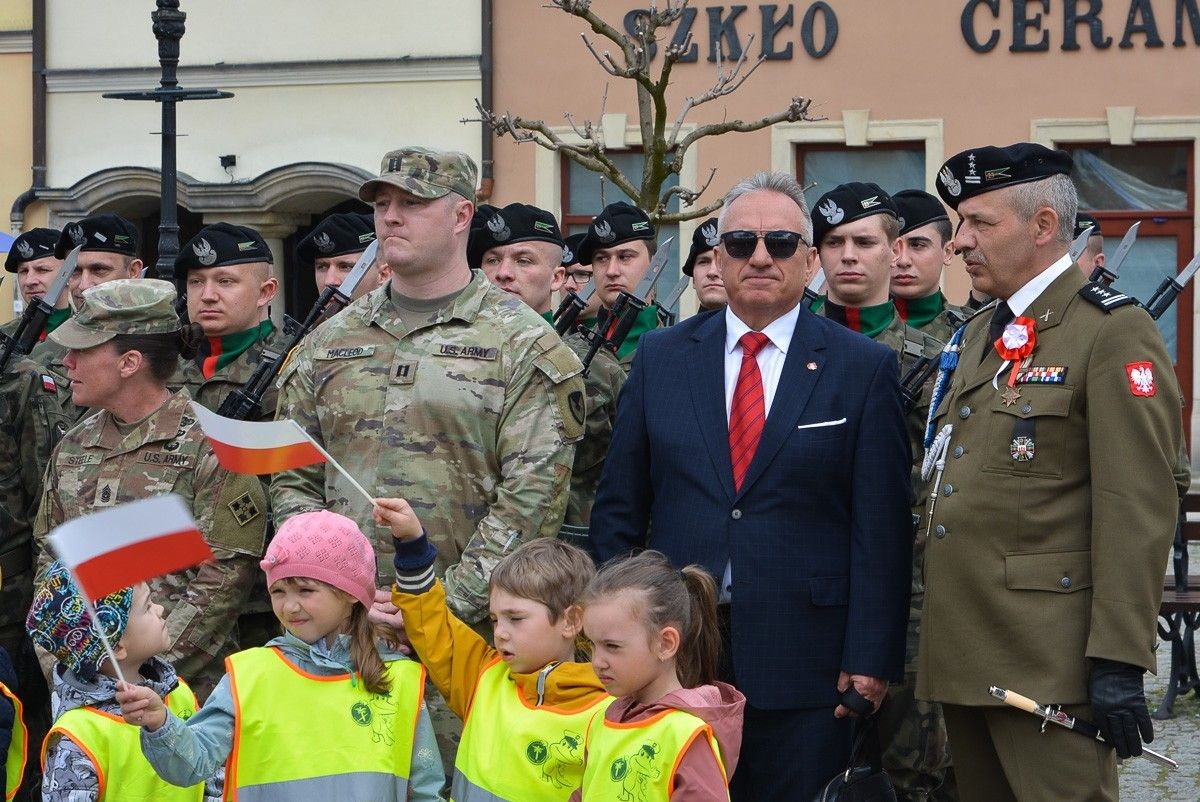Święto Flagi Rzeczypospolitej Polskiej na bolesławieckim rynku