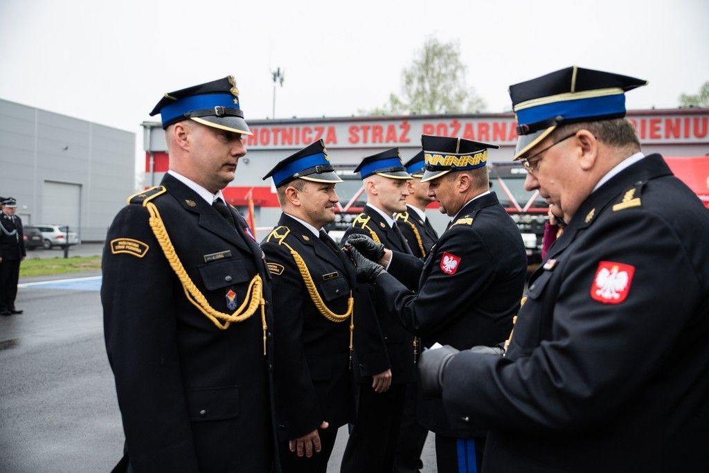Strażackie święto w Trzebieniu! Awanse, odznaczenia, nowe wozy i otwarcie remizy