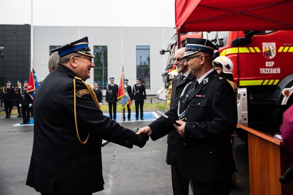 Strażackie święto w Trzebieniu! Awanse, odznaczenia, nowe wozy i otwarcie remizy