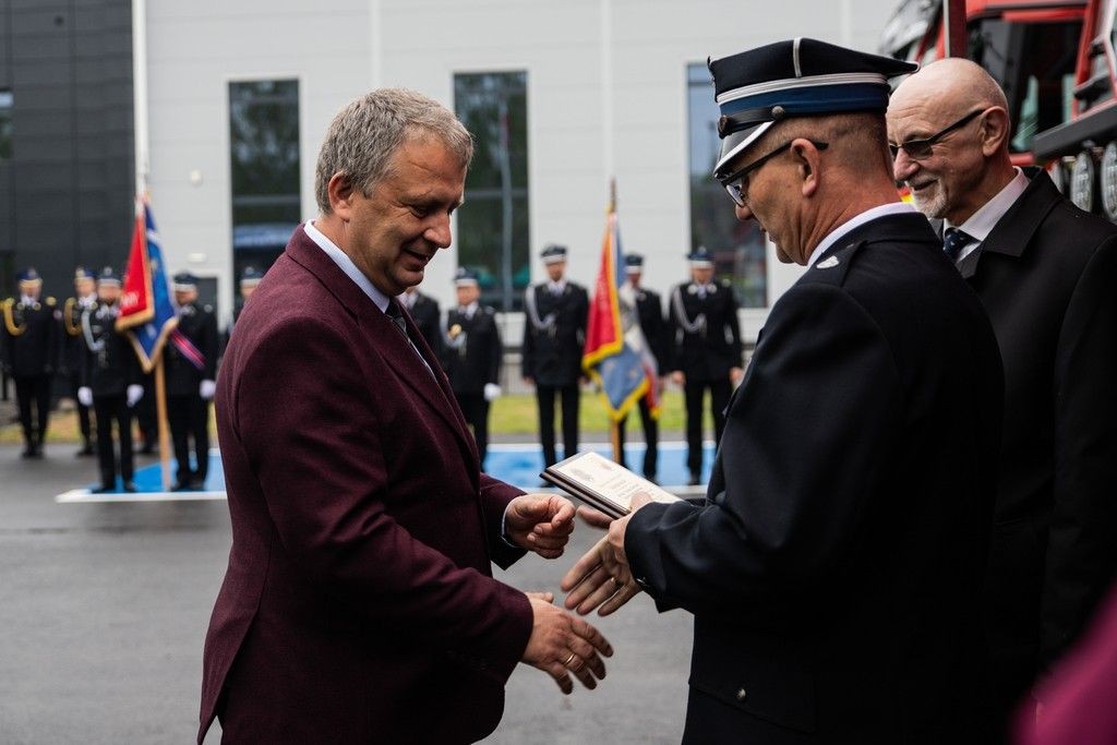 Strażackie święto w Trzebieniu! Awanse, odznaczenia, nowe wozy i otwarcie remizy