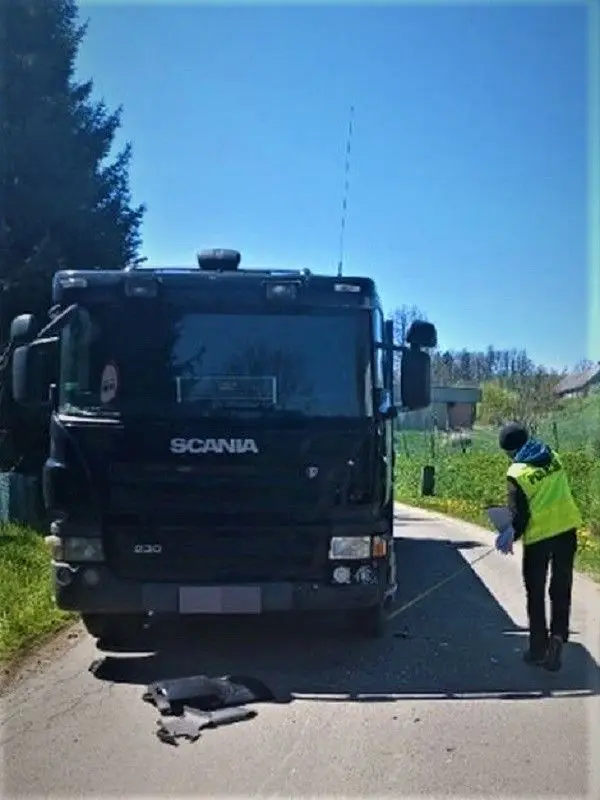 Czołowe zderzenie motocykla z ciężarówką