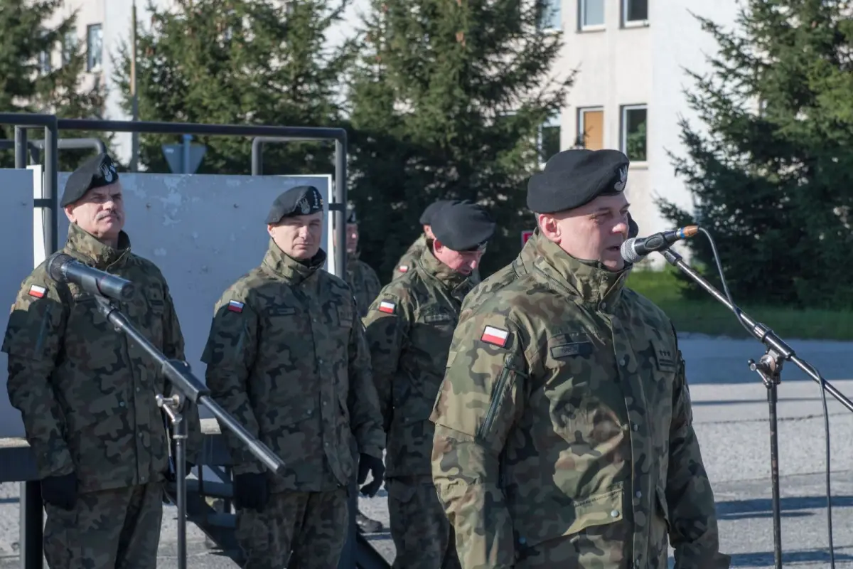 Wręczenie broni ochotnikom w 10 Brygadzie Kawalerii Pancernej