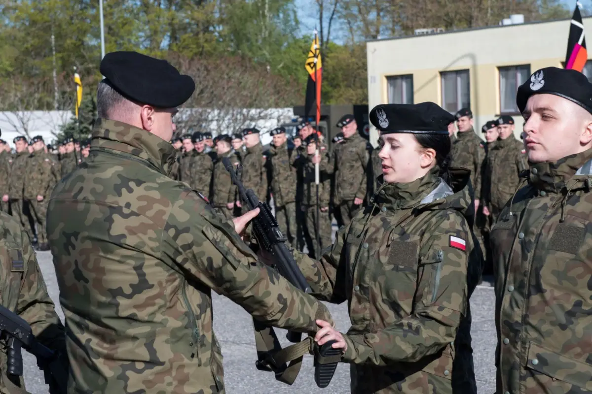 Wręczenie broni ochotnikom w 10 Brygadzie Kawalerii Pancernej