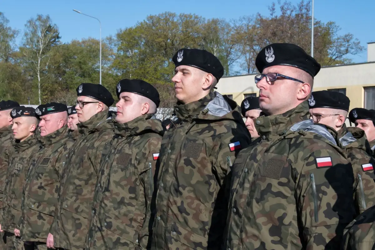 Wręczenie broni ochotnikom w 10 Brygadzie Kawalerii Pancernej