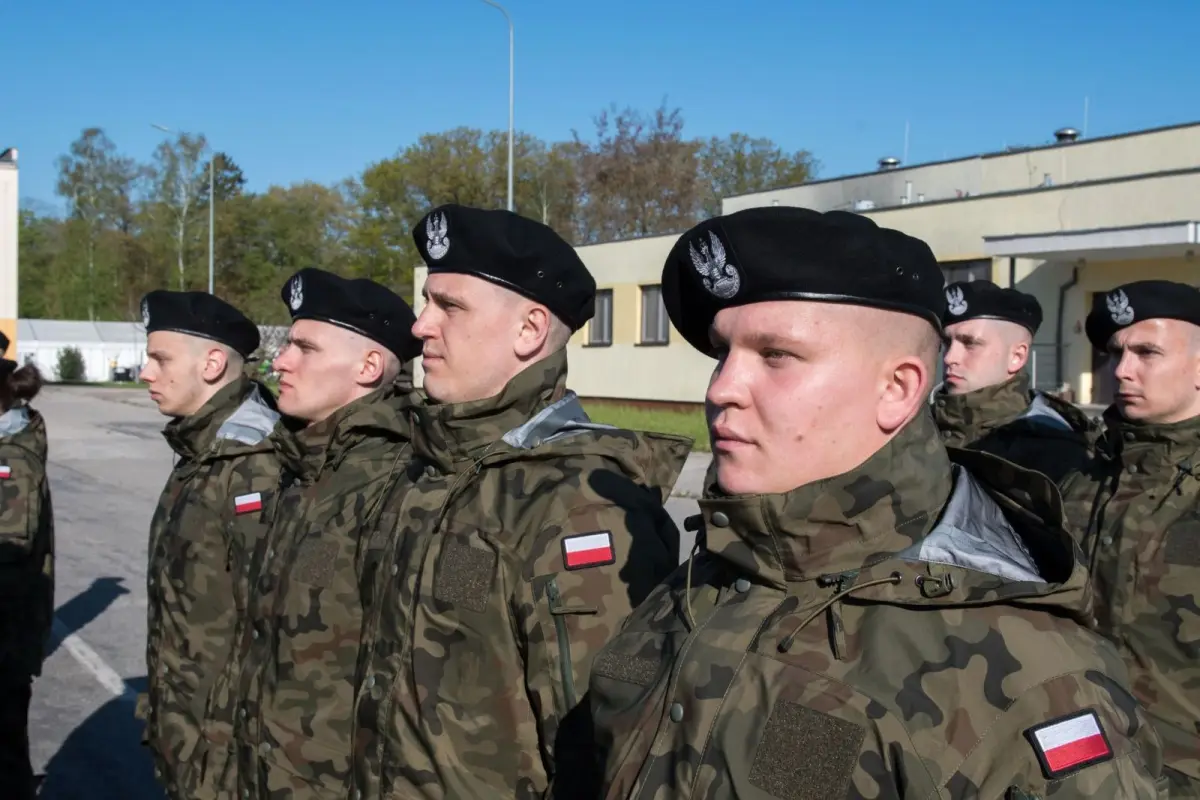 Wręczenie broni ochotnikom w 10 Brygadzie Kawalerii Pancernej