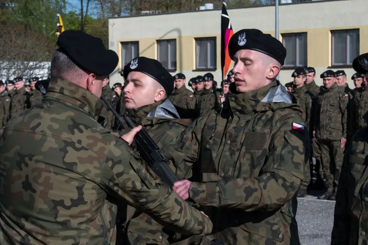 Wręczenie broni ochotnikom w 10 Brygadzie Kawalerii Pancernej