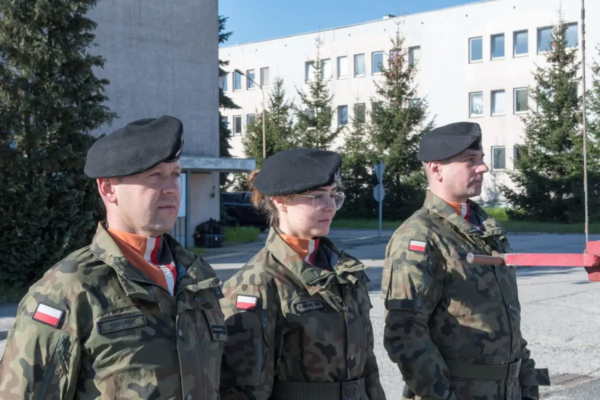 Wręczenie broni ochotnikom w 10 Brygadzie Kawalerii Pancernej