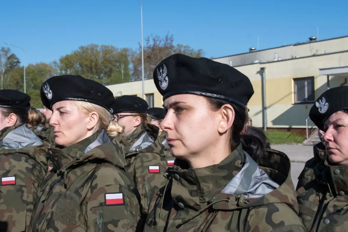Wręczenie broni ochotnikom w 10 Brygadzie Kawalerii Pancernej