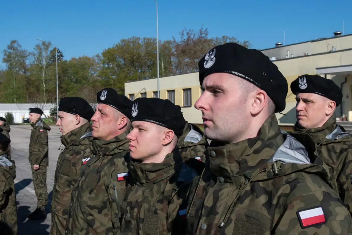 Wręczenie broni ochotnikom w 10 Brygadzie Kawalerii Pancernej