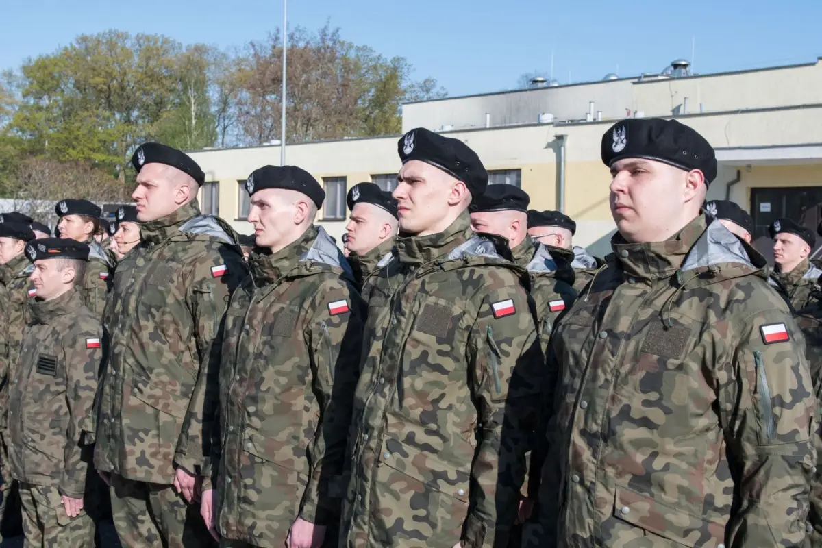 Wręczenie broni ochotnikom w 10 Brygadzie Kawalerii Pancernej