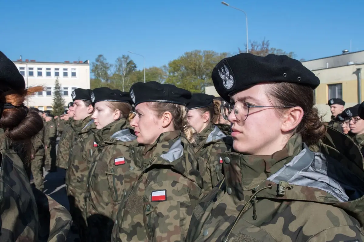 Wręczenie broni ochotnikom w 10 Brygadzie Kawalerii Pancernej