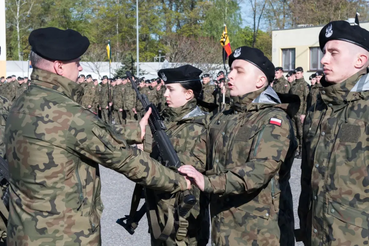 Wręczenie broni ochotnikom w 10 Brygadzie Kawalerii Pancernej