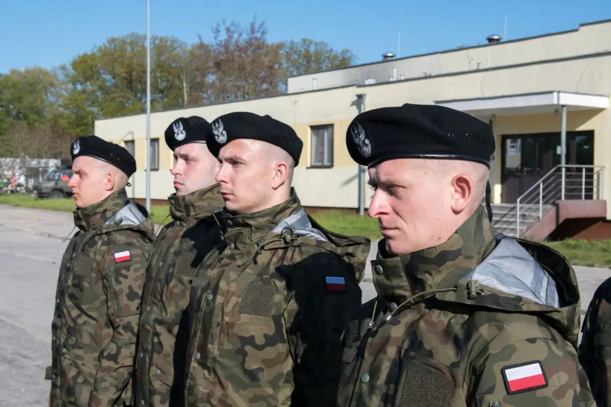 Wręczenie broni ochotnikom w 10 Brygadzie Kawalerii Pancernej