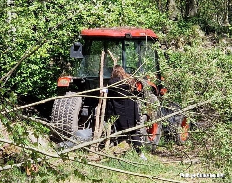 Policja zatrzymała dwóch mężczyzn, którzy ukradli z firmy dwa pojazdy i narzędzia