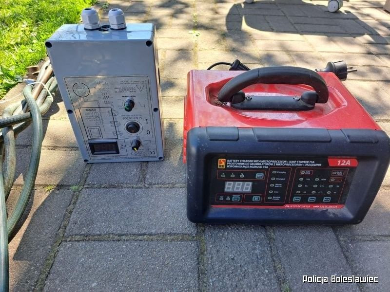 Policja zatrzymała dwóch mężczyzn, którzy ukradli z firmy dwa pojazdy i narzędzia