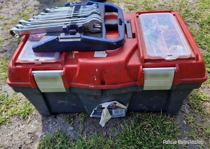 Policja zatrzymała dwóch mężczyzn, którzy ukradli z firmy dwa pojazdy i narzędzia