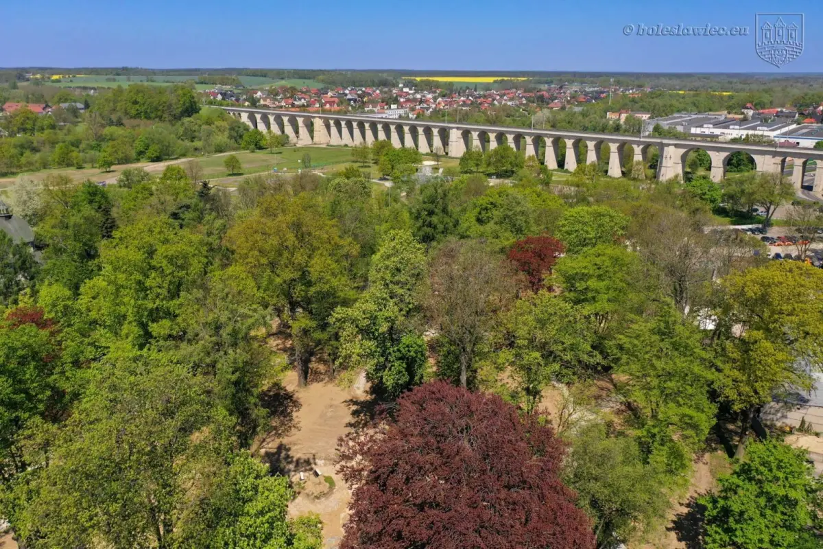 Odnawiają zabytkowy park przy Zgorzeleckiej