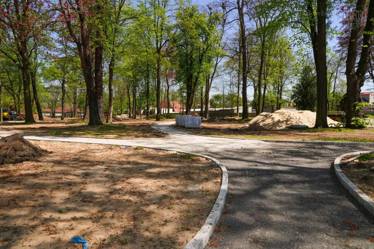 Odnawiają zabytkowy park przy Zgorzeleckiej