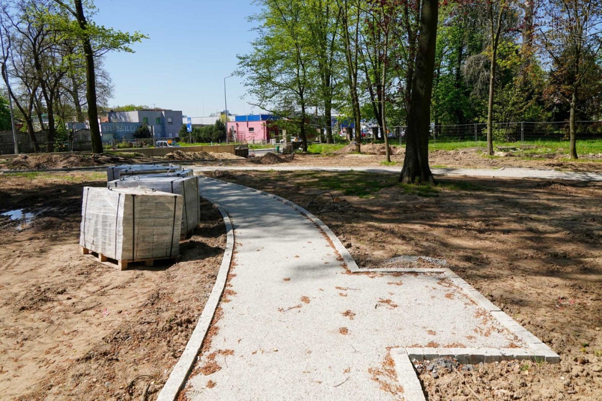 Odnawiają zabytkowy park przy Zgorzeleckiej