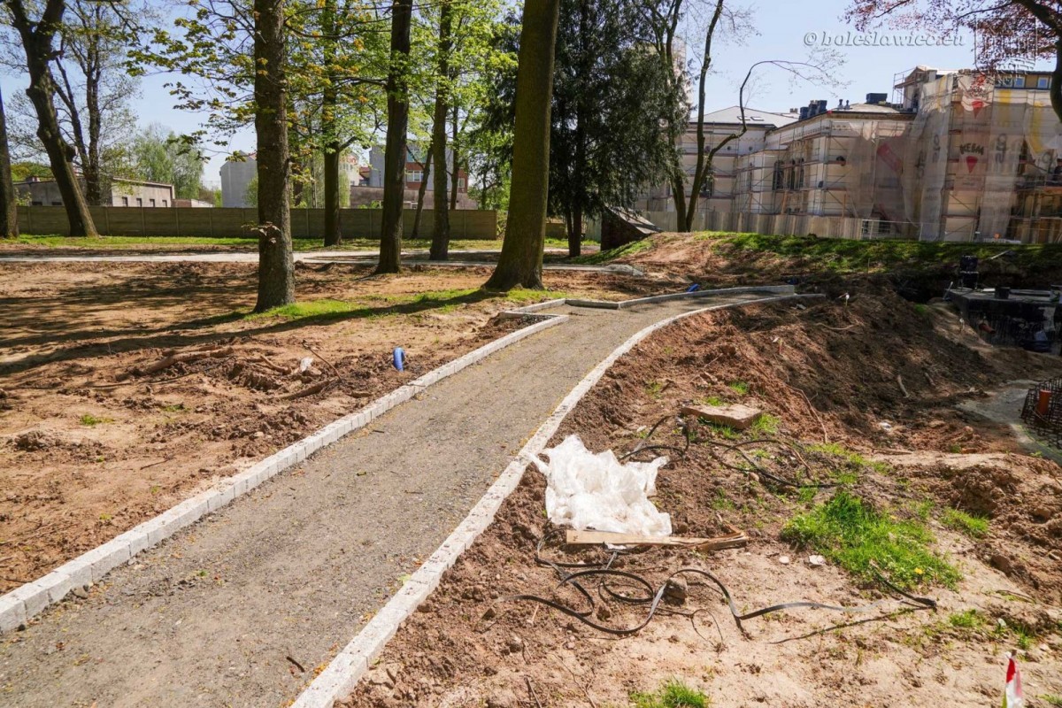 Odnawiają zabytkowy park przy Zgorzeleckiej