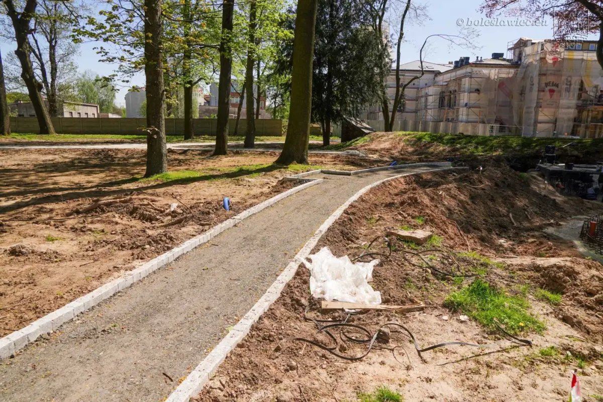 Odnawiają zabytkowy park przy Zgorzeleckiej