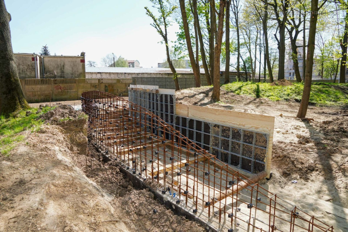 Odnawiają zabytkowy park przy Zgorzeleckiej