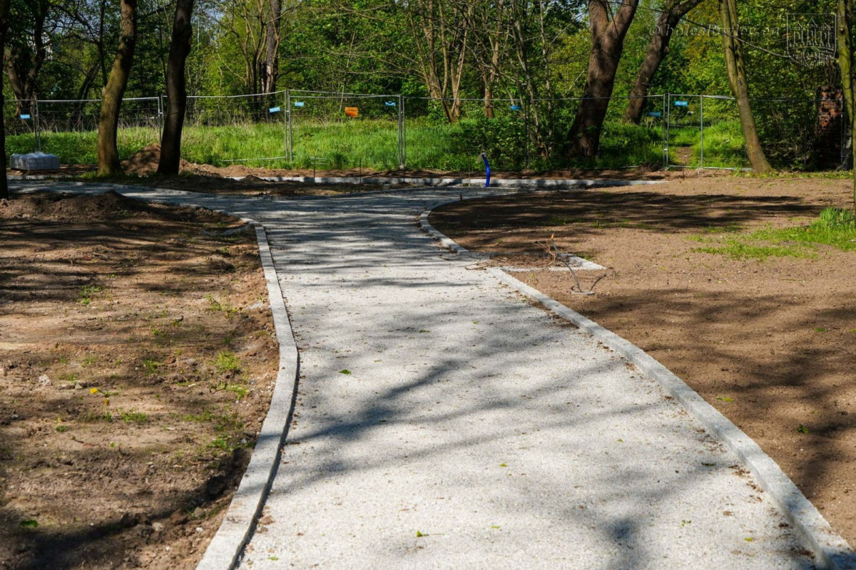 Odnawiają zabytkowy park przy Zgorzeleckiej