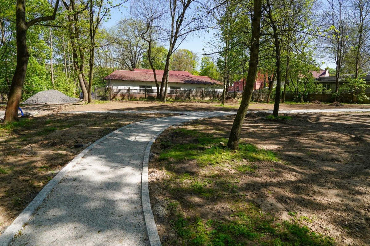 Odnawiają zabytkowy park przy Zgorzeleckiej