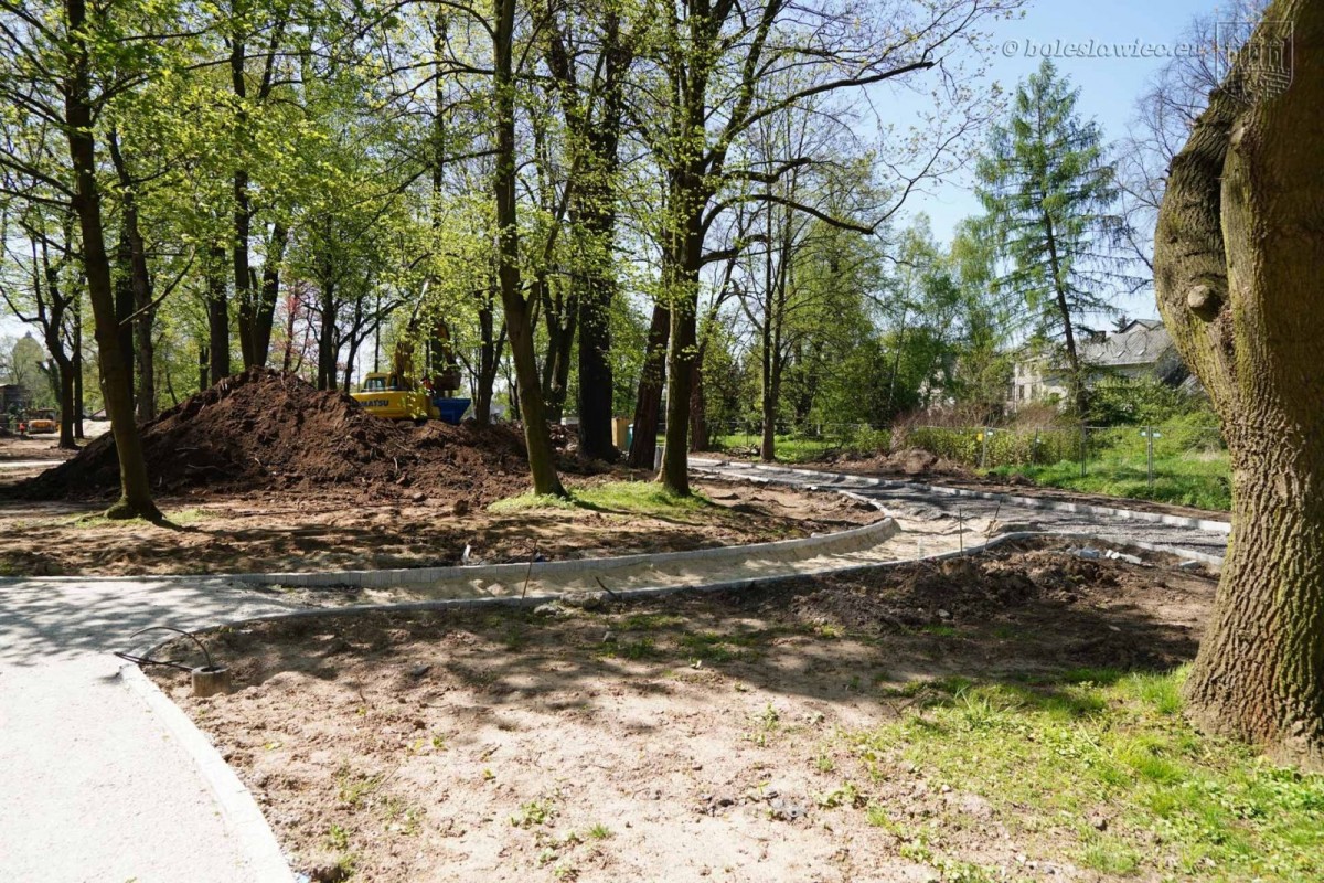 Odnawiają zabytkowy park przy Zgorzeleckiej