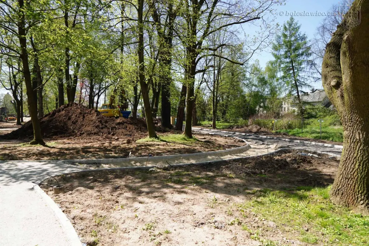 Odnawiają zabytkowy park przy Zgorzeleckiej
