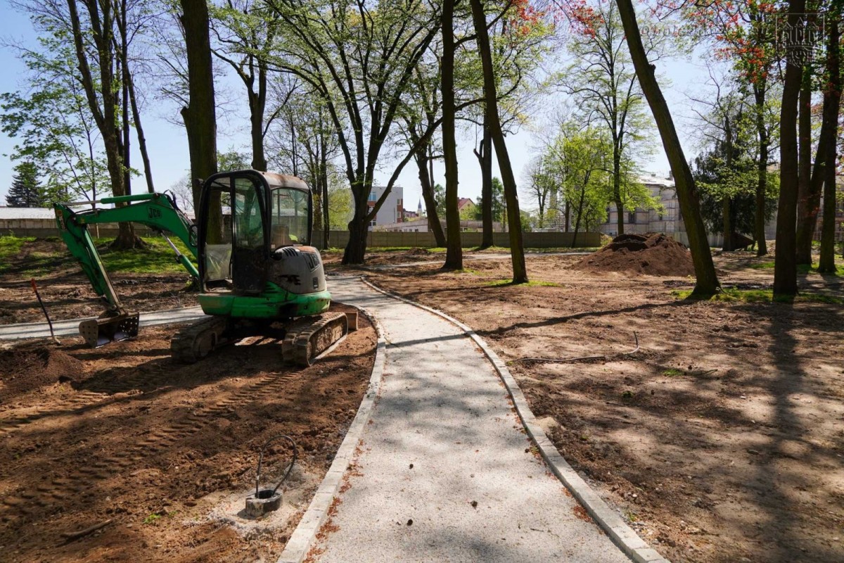 Odnawiają zabytkowy park przy Zgorzeleckiej