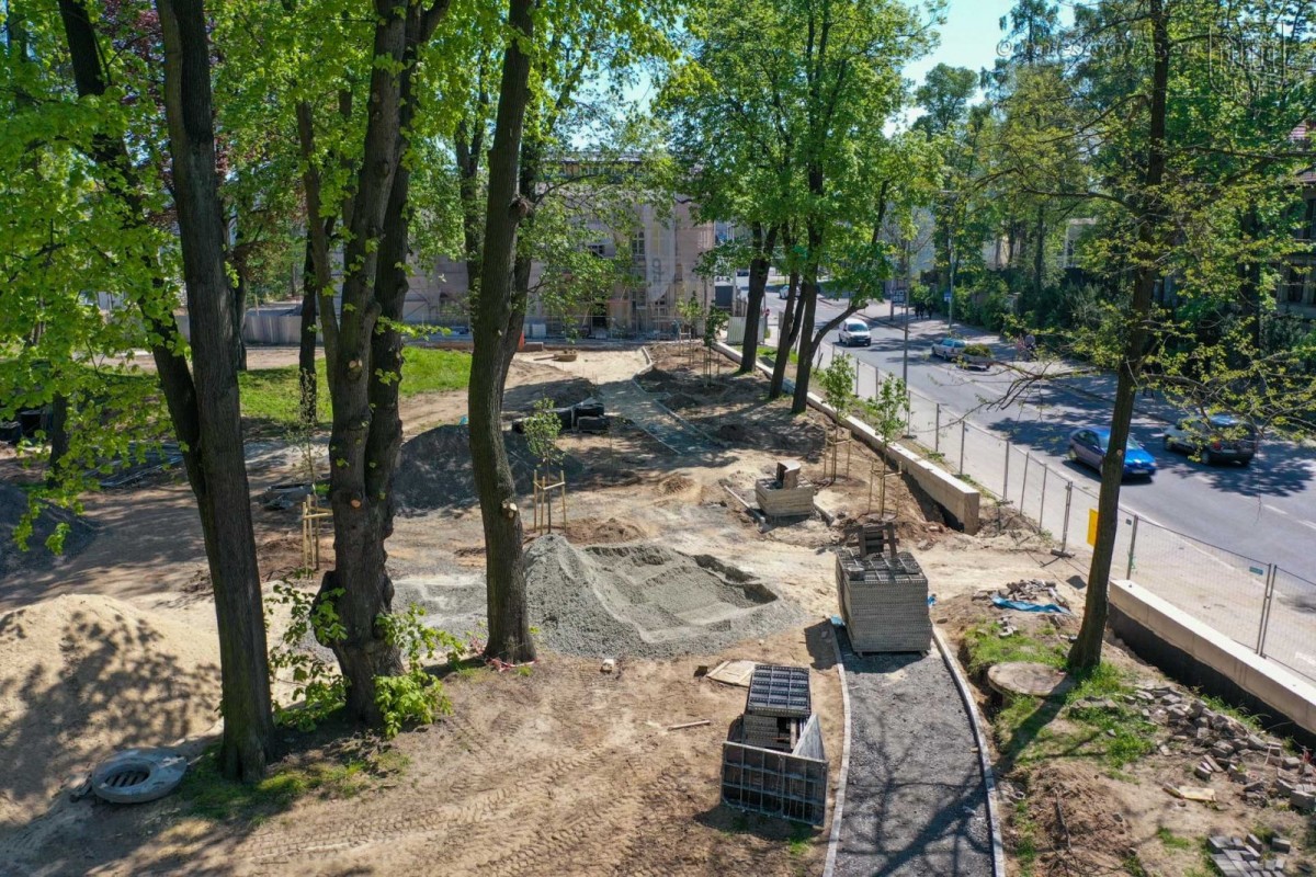 Odnawiają zabytkowy park przy Zgorzeleckiej
