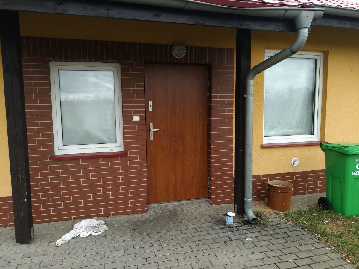 Pogorzelcy z Suszek: mieszkanie socjalne matki i jje małoletnich dzieci (wejście) marzec 2023 rok