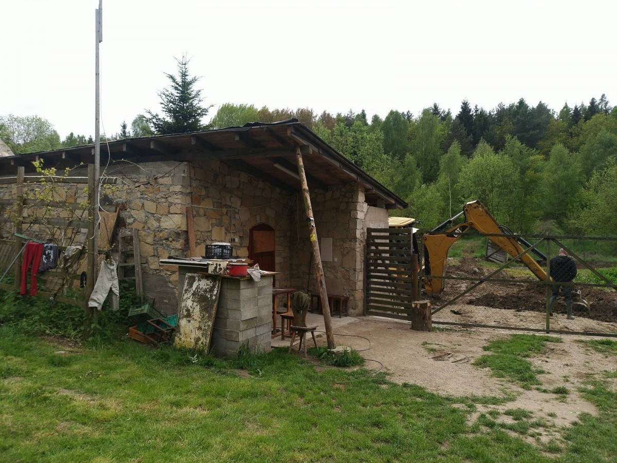 Pogorzelcy z Suszek: posesja brata (obok spalonego domu) maj 2023 rok