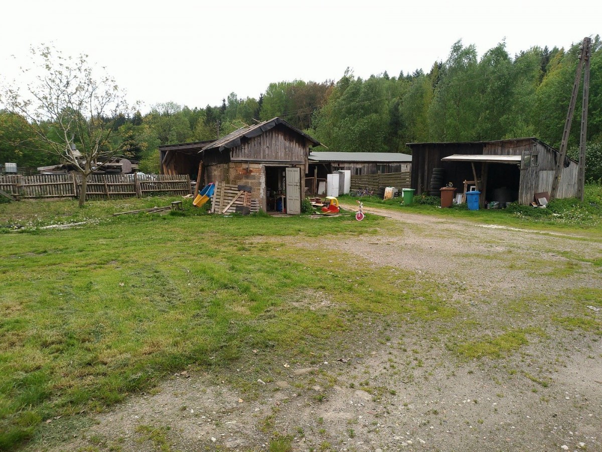 Pogorzelcy z Suszek. Podwórze w Suszkach maj 2023 rok