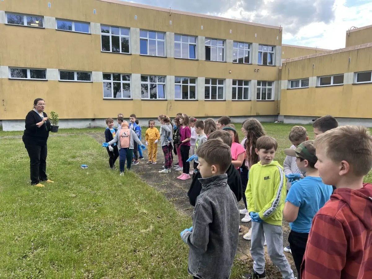 Dzieciaki z Trzebienia i Brzeźnika wzięły udział w akcji sadzenia krzewów owocowych