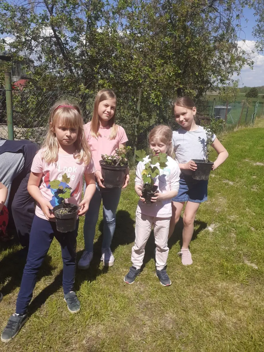 Dzieciaki z Trzebienia i Brzeźnika wzięły udział w akcji sadzenia krzewów owocowych